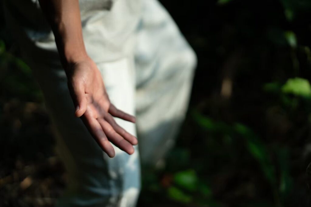 死ぬまでに、この世をどう視てどう感じるかという問いを「手」と「黒い影」で表している